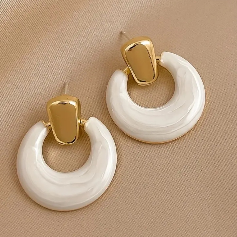 NEW| Timeless Shimmering Hollow Round Silver Posts Hypoallergenic Earrings - Picture 2 of 5